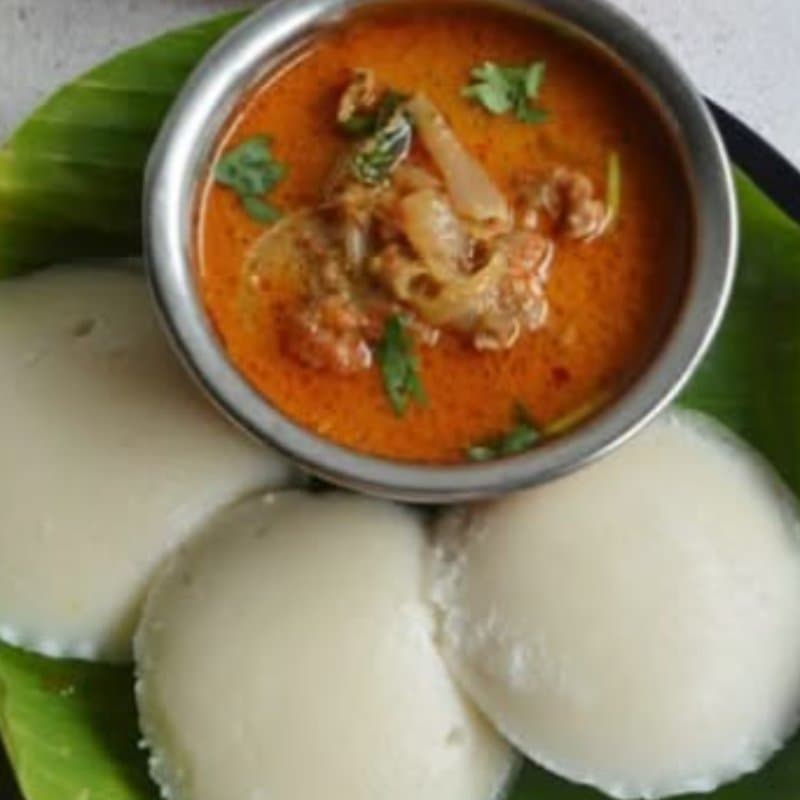 idly with Chicken Curry